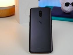 Menggenggam OnePlus 6T, RAM 8 GB dan Fingerprint di Layar