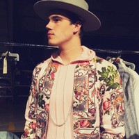 Beberapa hari terakhir Justin Bieber jadi perbincangan di media sosial. Seorang paparazzi memotret sosok mirip penyanyi 24 tahun itu sedang makan burrito di bangku sebuah taman. Foto: Instagram/@bradsousaa