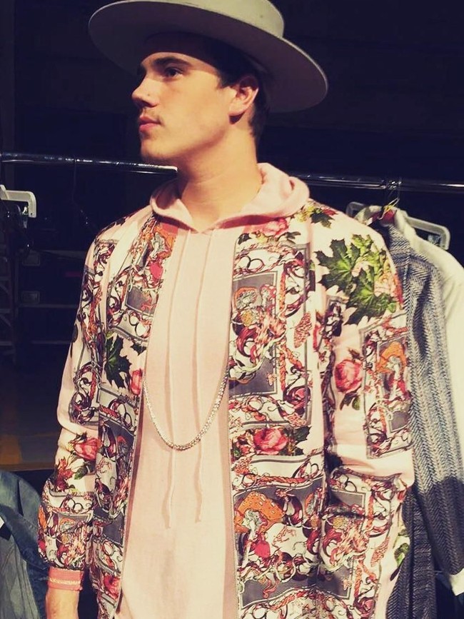 Beberapa hari terakhir Justin Bieber jadi perbincangan di media sosial. Seorang paparazzi memotret sosok mirip penyanyi 24 tahun itu sedang makan burrito di bangku sebuah taman. Foto: Instagram/@bradsousaa