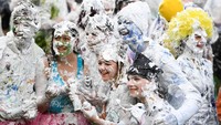 Tradisi ini biasanya digelar sepekan setelah selesainya masa orientasi kampus (ospek). Acara ini biasa digelar di hari Senin ketiga di bulan Oktober. (Jeff J Mitchell/Getty Images)