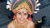Nama Katerina Syslova mencuri perhatian saat saat menari Janger di The World Indonesianist Forum: the Role of Millenial Generation. Tak hanya menari, Katerina juga menyanyi dalam Bahasa Bali (Marlinda/detikTravel)  