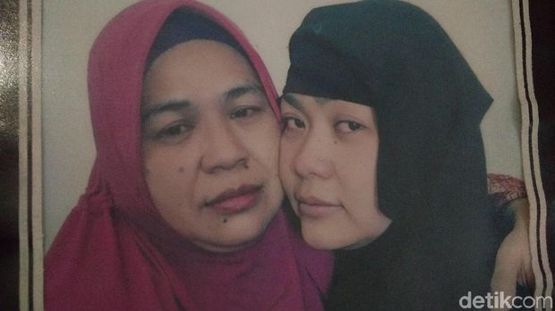 TKI Tuti Tursilawati (kanan) dan ibunda.