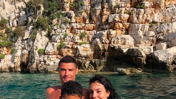Bersama keluarga kecilnya. Ronaldo punya pengikut sebanyak 144.338.650 orang, sementara Gomez diikuti sebanyak 144.321.029 orang. Foto: Instagram