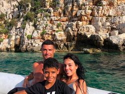 Gaya Selangit Ronaldo, Instagrammer Terpopuler Sejagat