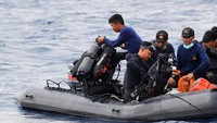 Tim penyelam TNI AL kembali dikerahkan untuk mencari badan pesawat Lion Air JT 610 yang jatuh di perairan Laut Karawang, Selasa (30/10/2018). Beawiharta/Reuters.