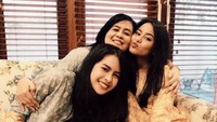 Maudy Ayunda bersama adiknya Amanda Khairunnisa, dan ibu mereka. Foto: Instagram @maudyayunda