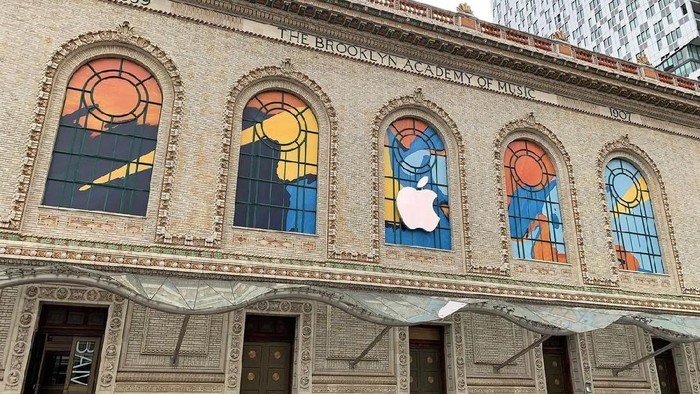 Brooklyn Academy of Music bersiap menyambut produk terbaru Apple. Foto: Bloomberg Brooklyn Academy of Music bersiap menyambut produk terbaru Apple. Foto: Bloomberg