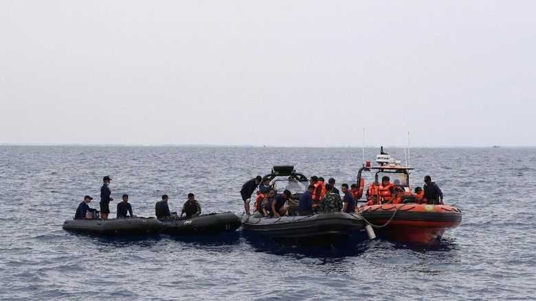 Tim SAR Perluas Area Pencarian Korban Lion Air hingga Indramayu Tim SAR Perluas Area Pencarian Korban Lion Air hingga Indramayu