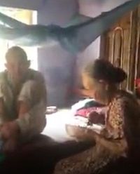 Saling Peduli Lewat Cara Sederhana, Pasangan Tua Ini Bukti Cinta Sejati