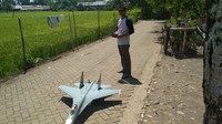 Saya membuat pesawat dari tripleks awalnya dan dengan mesin seadanya yang saya dapatkan dari salah seorang tetangga kampung yang kerja di Lanud. Remotnya bekas saya beli. Tapi itu tidak mau terbang. Mungkin ada 20 kali saya coba, hingga akhirnya bisa terbang, tapi tidak bisa terkontrol, katanya.