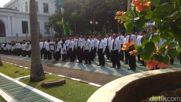 Pakai Pita Hitam, Sri Mulyani Peringati Hari Oeang ke-72