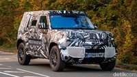 Dalam spy shot yang beredar, Land Rover Defender model terbaru mulai menjalani berbagai uji tahap awal di Inggris. Istimewa/Land Rover.