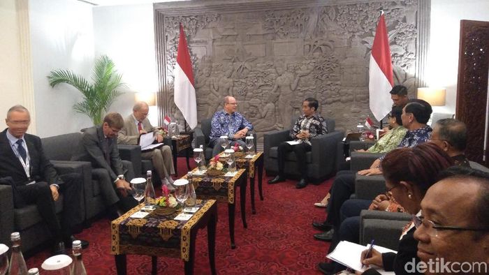 Louis Pierre Grimaldi atau Pangeran Albert II dari Monako bertemu Presiden Joko Widodo. Foto: Aditya Mardiastuti Louis Pierre Grimaldi atau Pangeran Albert II dari Monako bertemu Presiden Joko Widodo. Foto: Aditya Mardiastuti
