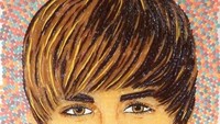 Yang ini potret Justin Bieber saat masih remaja. Terlihat manis dengan poni lemparnya yang disusun dengan beragam permen manis. Foto: Istimewa