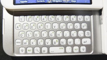 Begini desain keyboard fisiknya yang kala itu memang jamak digunakan di industri smartphone dengan BlackBerry sebagai pionir. Foto: Digital Trends