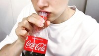 Duh, lagi-lagi minum minuman bersoda. Tapi anehnya, badan Eunhyuk tetap atletis, ya. Foto: Instagram eunhyukee44