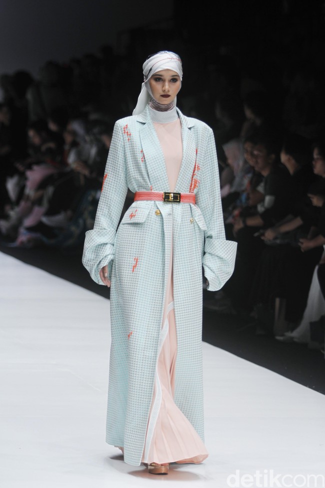 Desainer Norma Hauri terinspirasi Jakarta sebagai kota urban dengan segala pesona di dalamnya, di Jakarta Fashion Week 2019, Senayan City, Jakarta, Sabtu [20/10/2018]. Foto: mohammad Abduh/Wolipop
