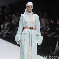 Desainer Norma Hauri terinspirasi Jakarta sebagai kota urban dengan segala pesona di dalamnya, di Jakarta Fashion Week 2019, Senayan City, Jakarta, Sabtu [20/10/2018]. Foto: mohammad Abduh/Wolipop