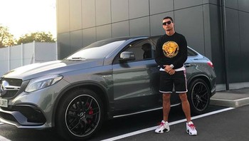 Salah satu postingannya pamer mobil. Ronaldo baru saja menjadi manusia dengan follower Instagram terbanyak di dunia menggeser penyanyi, Selena Gomez. Gomez sebelumnya memegang rekor tersebut selama dua tahun lebih. Foto: Instagram
