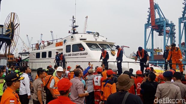 Kapal KPLP bersandar di JICT 2 setelah melakukan SAR di lokasi jatuhnya Lion Air JT 610