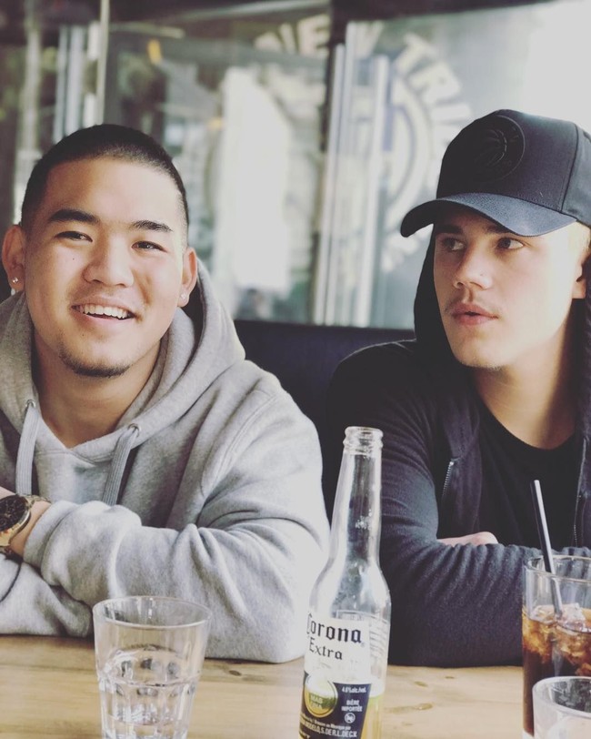 Meskipun Brad berambut pendek sementara Justin Bieber sudah lebih gondrong, kemiripan mereka tetap tak terbantahkan. Situs Buzzfeed yang pertama kali mengenali kalau Brad Sousa sangat mirip dengan Justin, yakni pada 2017 ketika dia mendatangi festival Octoberfest. Foto: Instagram/@bradsousaa