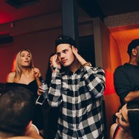 Brad Sousa menjadi bagian dalam video prank yang diposting sekawanan YouTuber bernama Yes Theory. Mereka mendandani Brad Sousa semirip mungkin dengan Justin Bieber dan memintanya berpose memakan burrito dengan cara yang salah. Prank yang dibuat ternyata berhasil mengecoh netizen penggemar burrito dan fans Justin Bieber. Bahkan Chrissy Teigen juga ikut tertipu. Foto: Instagram/@bradsousaa