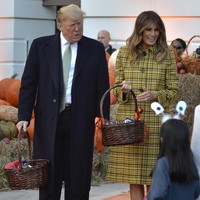 Coat siluet boxy dengan tailored cutting ini datang dari koleksi pre-fall 2018 rumah mode Italia itu. Ornamen kerah pun berhasil menambah kesan preppy-chic bagi gaya Melania. Foto: Dok. Getty Images