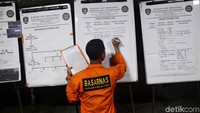 Petugas terus mengupdate informasi-informasi serta data terbaru terkait kecelakaan ini.