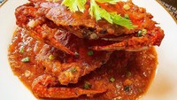 Pedas gurih kepiting saus cabai ini memang sulit ditolak. Kepiting dimasak bersama bumbu langsung sehingga rasanya meresap sampai ke dalam dagingnya. Foto : instagram @datsimaping
