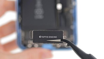 Sedangkan ini adalah Taptic Engine yang memungkinkan Haptic Touch di iPhone XR. Foto: ifixit