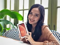 Unboxing iPhone XR Warna Coral yang Berpenampilan Kece