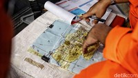 Petugas memetakan area yang akan disisir.