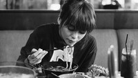Selain suka es teh manis, Conchita juga gemar menyantap udon dan makanan khas Jepang lainnya lho. Foto: Instagram @conchizzlin