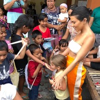 Kourtney tampaknya tak hanya menghabiskan waktu di dalam hotel. Ia juga berinteraksi dengan warga lokal. Dalam foto ini, ia tampak bertemu dengan anak-anak yang terlihat gemas dengan Reign. Ketika itu, Kourtney menggunakan bralette putih dan celana sporty. Foto: Instagram @kourtneykardash