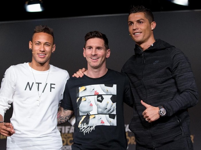 ZURICH, SWITZERLAND - JANUARY 11: FIFA Ballon d'Or nominees Neymar Jr of Brazil and FC Barcelona (L), Lionel Messi of Argentina and FC Barcelona (C) and Cristiano Ronaldo of Portugal and Real Madrid (R) attend a press conference prior to the FIFA Ballon d'Or Gala 2015 at the Kongresshaus on January 11, 2016 in Zurich, Switzerland. (Photo by Philipp Schmidli/Getty Images)
