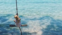 Tak lengkap ke Bali tanpa menikmati indahnya pantai. Katerina pun sudah melakukannya (syselpunk/Instagram)