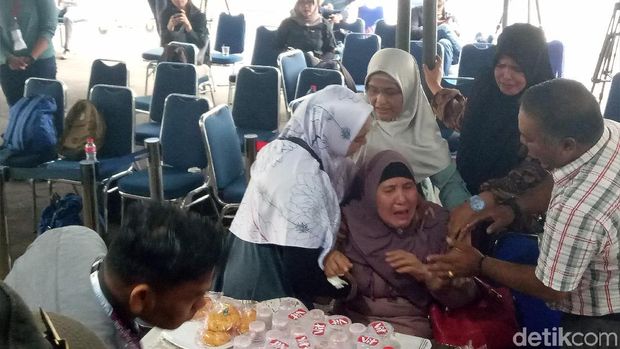 Ibu dari Aceh ini Tangisi Anak Semata Wayang Korban Lion Air