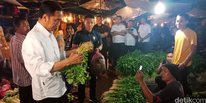Blusukan ke Pasar Bogor, Jokowi Borong Tempe hingga Cabai Blusukan ke Pasar Bogor, Jokowi Borong Tempe hingga Cabai