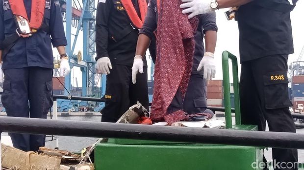 Potongan kain yang diduga baju pramugari