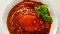 Nah kalau yang ini kelihatan pedas banget ya, kepitingnya dimasak dalam saus berwarna merah. Siapkan nyali dulu kalau mau makan yang pedas ini. Foto : instagram @hazel.wxw