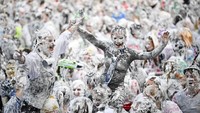  Ospek yang di Indonesia terkesan seram, ternyata dirayakan dengan sangat menyenangkan di Skotlandia. Traveler bisa nonton tradisi ini, tapi tunggu tahun depan lagi ya! (Jeff J Mitchell/Getty Images)