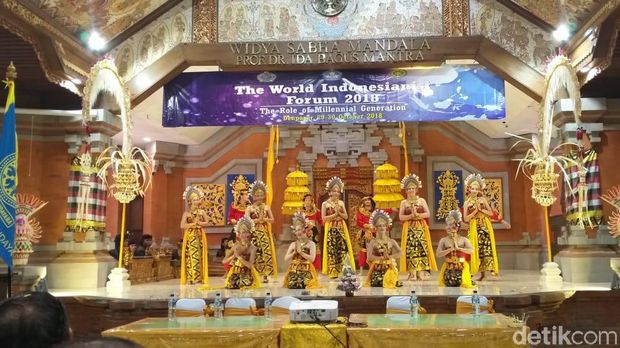 Penampilan Katerina Syslova dan rekan-rekannya di 'The World Indonesianist Forum: the Role of Millenial Generation'.