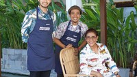 Barista Mikael Jasin menyajikan Kopi Indonesia dan berfoto bersama dengan Menteri Kelautan dan Perikanan RI Susi Pudjiastusi di area venue penyelenggaraan Our Ocean Conference 2018 di Bali Nusa Dua Convention Center (BNDCC), Bali, Selasa (30/10). Foto: dok. BRI
