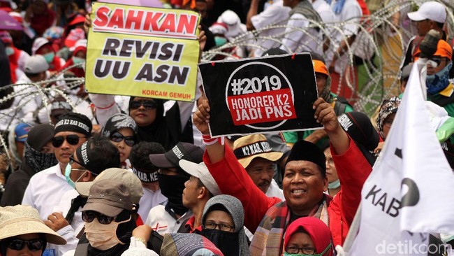 Deretan Cerita Pilu Guru Honorer: Gaji Kecil hingga Tinggal di WC