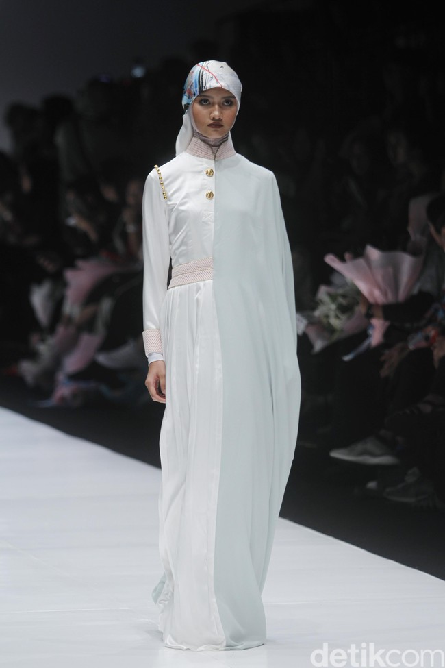 Desainer Norma Hauri terinspirasi Jakarta sebagai kota urban dengan segala pesona di dalamnya, di Jakarta Fashion Week 2019, Senayan City, Jakarta, Sabtu [20/10/2018]. Foto: mohammad Abduh/Wolipop