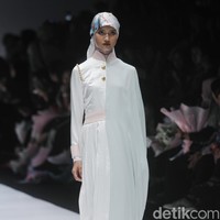 Desainer Norma Hauri terinspirasi Jakarta sebagai kota urban dengan segala pesona di dalamnya, di Jakarta Fashion Week 2019, Senayan City, Jakarta, Sabtu [20/10/2018]. Foto: mohammad Abduh/Wolipop