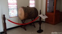 Bedug koleksi Museum Sunan Giri diperoleh dari Masjid Desa Pasucinan, Kecamatan Manyar. Menurut cerita yang berkembang, bedug tersebut merupakan peninggalan Maulana Malik Ibrahim yang meninggal pada tahun 1419 M (Intan Puspita/detikTravel)