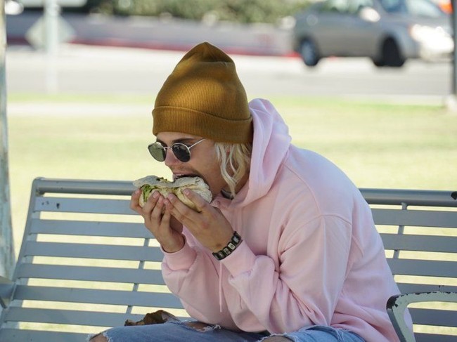 Foto tersebut jadi heboh karena cara dia makan burrito keliru. Bukannya memakan dari ujungnya, ia justru menyantap burrito dari sisi samping seperti makan apel. Justin Bieber pun jadi ejekan netizen karena dianggap tak tahu cara makan burrito dengan benar. Foto: Instagram/@bradsousaa
