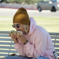 Foto tersebut jadi heboh karena cara dia makan burrito keliru. Bukannya memakan dari ujungnya, ia justru menyantap burrito dari sisi samping seperti makan apel. Justin Bieber pun jadi ejekan netizen karena dianggap tak tahu cara makan burrito dengan benar. Foto: Instagram/@bradsousaa