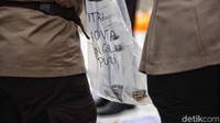 Petugas mengelompokkan tiap-tiap kartu berdasarkan kepemilikannya. Lalu dimasukkan ke dalam satu plastik transparan.